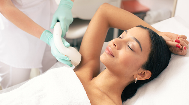 Séance d’épilation définitive au laser en institut de beauté
